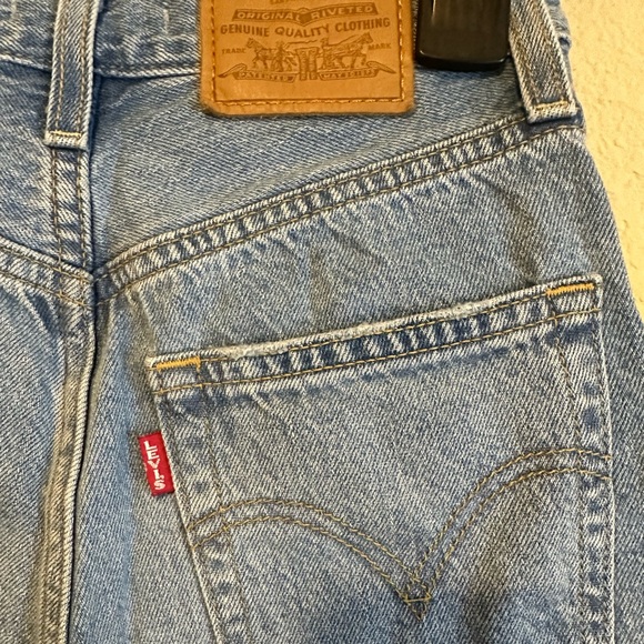 Levi’s Ribcage Denim Shorts - Picture 4 of 7